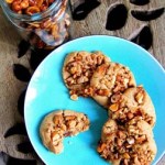 Erdnussbuttercookies mit karamellisierten Erdnüssen und Schokokaramellkern 