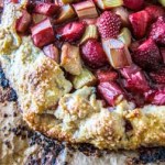 Galette rustique mit Rhabarber und Erdbeeren…