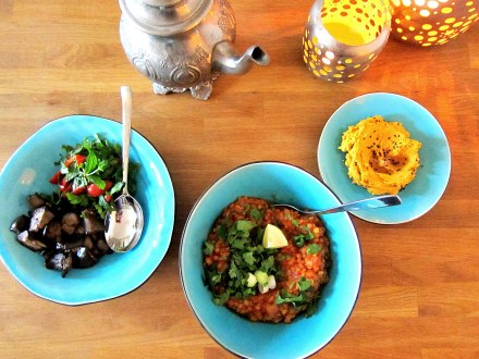 gebratene Auberginen, Tomaten-Linsensuppe und Kürbishummus