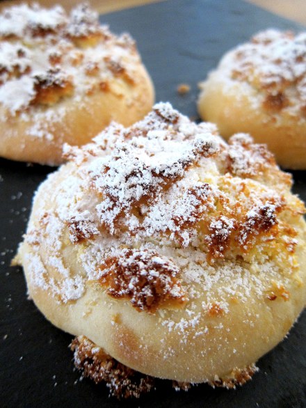 himmlisches wattig, weiches Milchbrötchen mit einer Kruste aus Kokos und Puderzucker