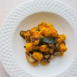 Kürbisgnocchi mit gerösteten Salbeipilzen