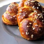 Laugenzöpfe mit Salzkaramell