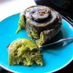 Matcha-Hefeschnecken mit schwarzem Sesam und Zimt