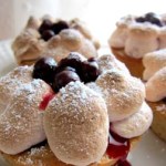 Lavendel-Friands mit schwarzer Johanna und Baiser