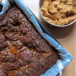 Roggenbrownies mit Erdnussbutterfrosting und Meersalz