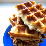 Lütticher Waffeln mit Sauerteig, roter Grütze und Schmandeis