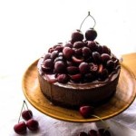 Schokocheesecake mit Kaffee und Kirschen