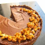 veganes Schokoladentörtchen mit Avocado, Karamell und Haselnüssen