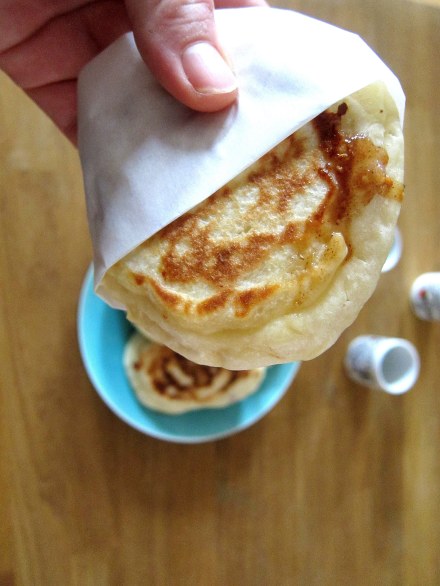 weicher Hefeteig, gefüllt mit warmen, flüssigen Karamell, Zimt und Nüssen