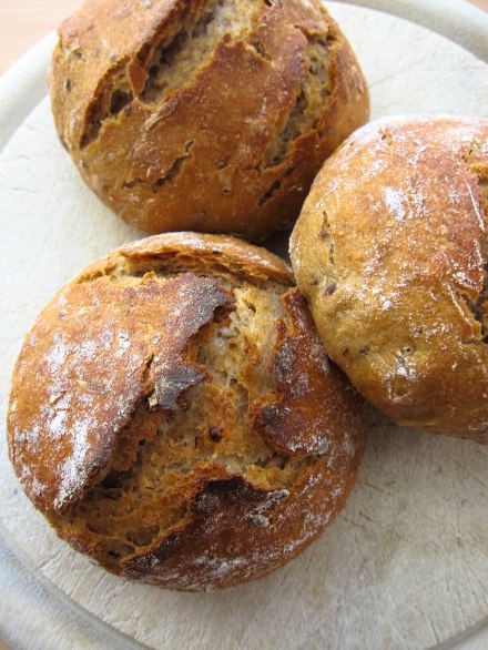 knusprige Körnerbrötchen mit Sauerteig