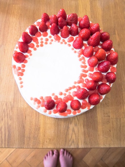Erdbeeren mit Sahne gehören zum Sommer wie Barfußlaufen.